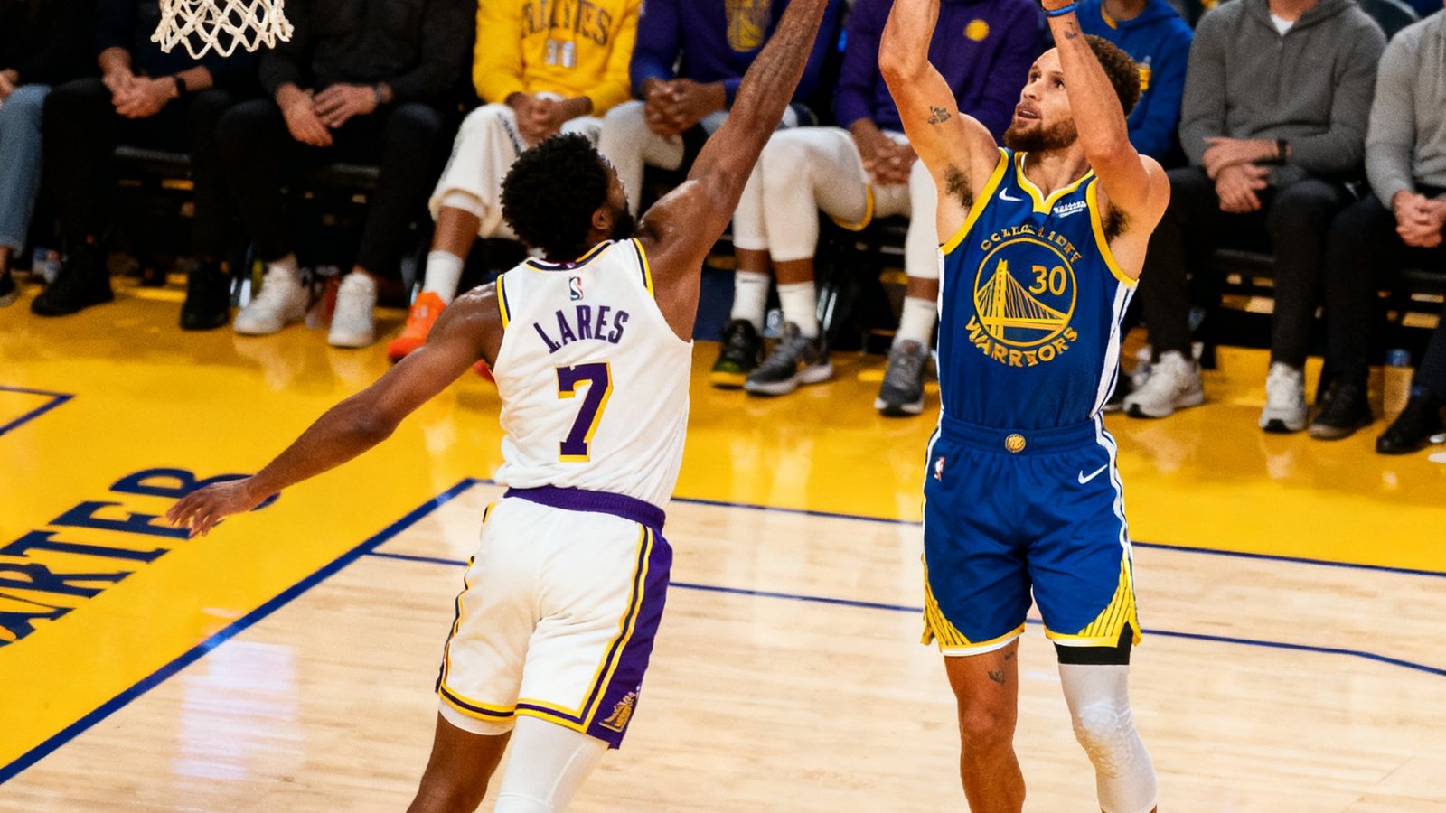 湖人队与勇士队的NBA比赛集锦封面，库里在三分线外跳投出手，篮球划出完美弧线，防守球员奋力封盖